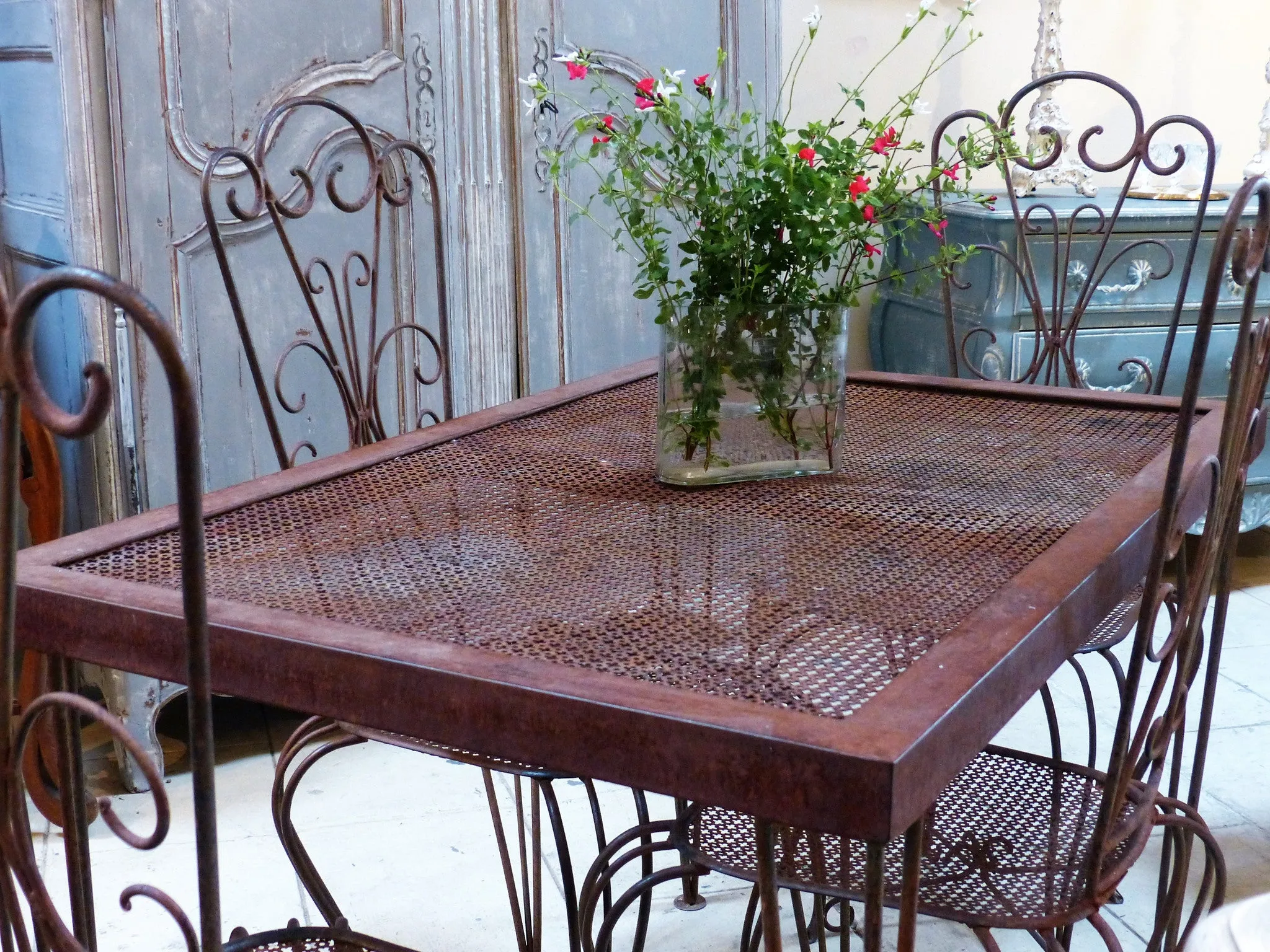 French garden table setting with four chairs